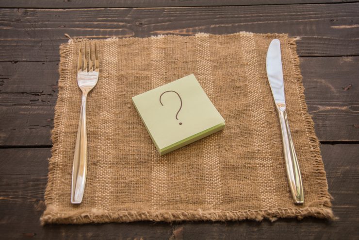 Post-it with a question mark in between a knife and fork to show diet questions
