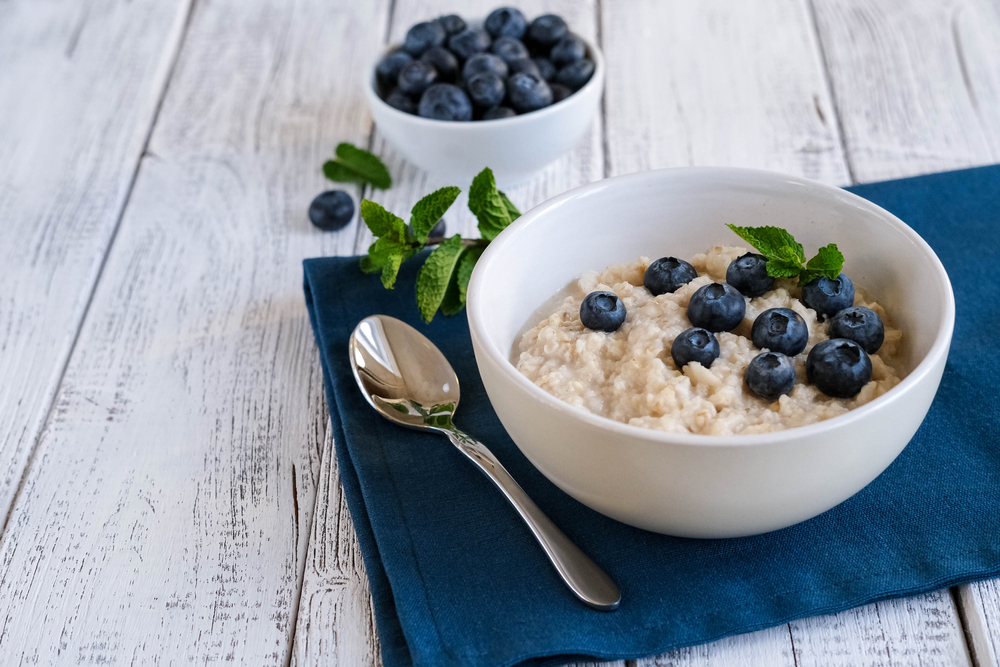 A bowl of porridge wiht blueberries